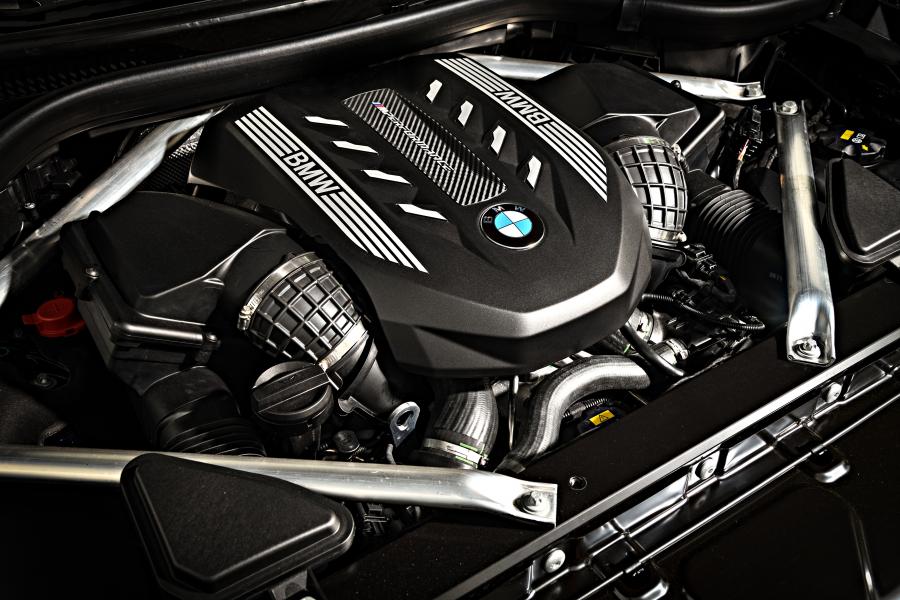 Моторный отсек BMW X7 M50i (G07) 2019 года  (WW) (фото 32 из 36)